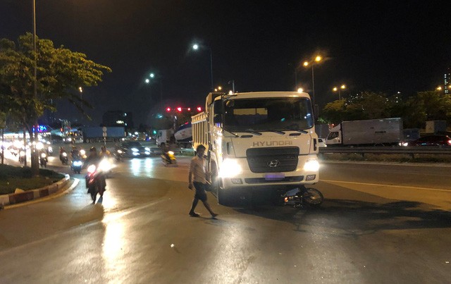 Bé trai 8 tuổi bò ra từ gầm xe ben sau khi bị xe 'nuốt gọn' Bé trai 8 tuổi bò ra từ gầm xe ben sau khi bị xe 'nuốt gọn'