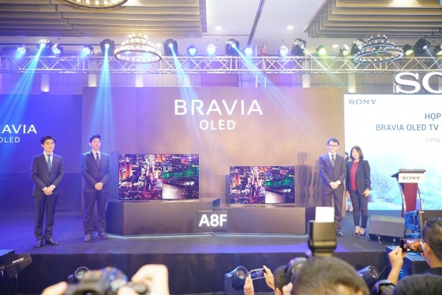 Sony công bố thế hệ TV BRAVIA OLED và 4K HDR mới Dòng X9000F có mức giá tham khảo trên trang Sony Việt Nam là 43,9 triệu đồng cho bản 55 inch và 69,9 triệu đồng cho bản 65 inch.