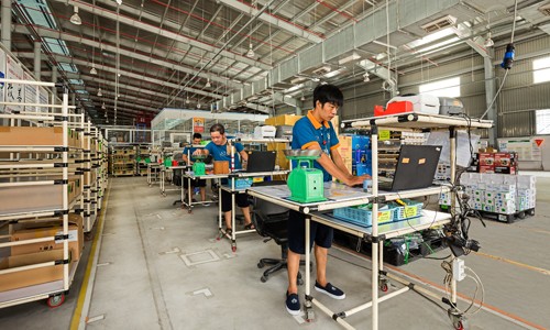 Nhà bán lẻ Việt Nam trong ‘cơn lốc’ thương mại điện tử Nhà bán lẻ Việt Nam trong ‘cơn lốc’ thương mại điện tử