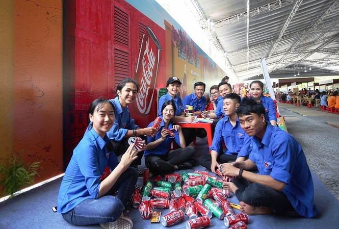 Có một Đà Nẵng 'đẹp hơn thế nữa' trong mắt du khách nước ngoài Các bạn trẻ với màu áo xanh nhiệt huyết cùng nhau làm ra những sản phẩm tái chế độc đáo, háo hức trình làng và truyền tải những thông điệp bảo vệ môi trường ý nghĩa.