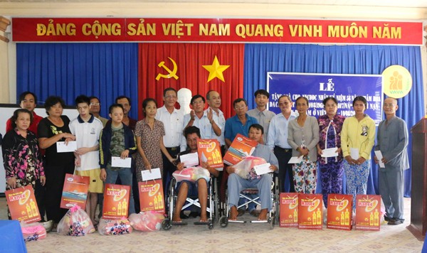 Tập đoàn Sao Mai (ASM) – xây dựng thương hiệu từ lòng nhân ái Tập đoàn Sao Mai tổ chức tặng quà cho nạn nhân chất độc màu da cam