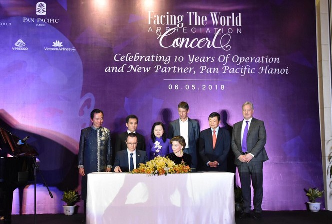 Facing The World, 10 năm hỗ trợ trẻ em VN bị dị tật Ký kết giữa Facing The World và Pan Pacific.