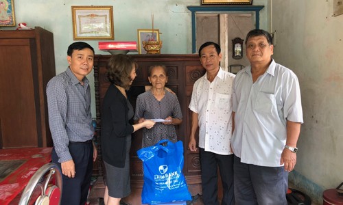 Eximbank thăm hỏi và tri ân đến các Mẹ Việt Nam anh hùng Đại diện Eximbank trao quà cho các Mẹ trong chuyến viếng thăm