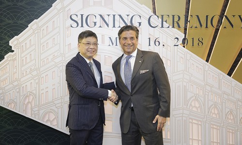 Mandarin Oriental Saigon – dự án khách sạn tôn vinh tinh hoa bản địa Ông Eric Chu Nap-Kee (trái) - Chủ tịch Công ty sở hữu toà nhà Union Square cùng Ông Richard Baker (phải), Giám đốc Quan hệ Đối ngoại Cấp cao của Tập đoàn Khách sạn Mandarin Oriental tại sự kiện