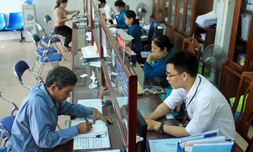 40 nhân tài ở Đà Nẵng thôi việc Công chức tại khu vực một cửa ở Đà Nẵng trong giờ làm việc. Ảnh: Nguyễn Đông.