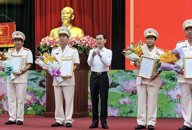 Công bố quyết định nhân sự của Bộ trưởng Công an Chủ tịch UBND TP Cần Thơ Võ Thành Thống trao quyết định của Bộ trưởng Bộ Công an cho các đồng chí trong Ban Giám đốc, Công an TP Cần Thơ. Ảnh báo Cần Thơ