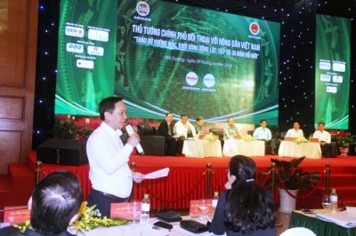 Ngân hàng luôn đồng hành cùng người nông dân Phó Thống đốc Đào Minh Tú trao đổi với các đại biểu tại Hội nghị