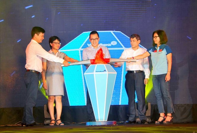 VietinBank ra mắt thẻ Visa Debit Sống Khỏe Đại diện Ban Lãnh đạo VietinBank thực hiện nghi thức châm đuốc, truyền lửa ra mắt thẻ Visa Debit Sống Khỏe
