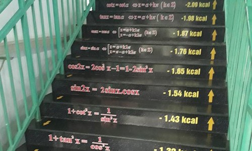 Trường ở Đồng Nai dán công thức lên cầu thang để học sinh ôn bài Trường THPT Lê Quý Đôn (Đồng Nai) dùng công thức lượng giác để "trang trí" cầu thang. Ảnh: FB.