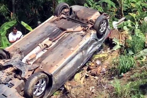 Tài xế kêu cứu trong ôtô lật ngửa dưới vực sâu Xe 7 chỗ lật ngửa, tài xế kẹt cứng bên trong . Ảnh: Thái Hà.