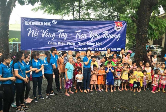 Eximbank mang yêu thương đến các em nhỏ mồ côi Chùa Diệu Pháp Đại diện Eximbank cùng các CBNV Eximbank tặng quà và tổ chức các hoạt động vui chơi với các em tại đây.