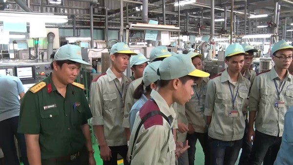 Những ưu điểm Trường Quân đội khiến nhiều bạn trẻ lựa chọn học nghề Sinh viên trường Cao đẳng nghề số 1-BQP đi thực tế tại các khu công nghiệp