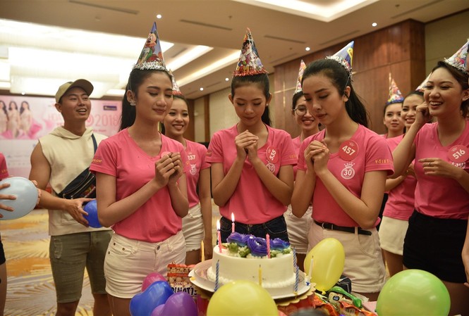 HHVN 2018: Bất ngờ với Bánh gạo Tê tê mừng sinh nhật các thí sinh HHVN 2018: Bất ngờ với Bánh gạo Tê tê mừng sinh nhật các thí sinh