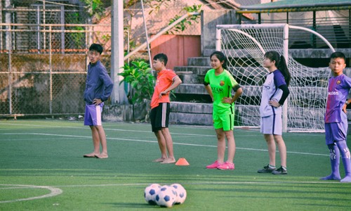 Những tấm gương xuất sắc về nghị lực sống đến với World Cup 2018 Bốn bạn Dự, Hoàng, Ánh, Hường trong một buổi luyện tập bóng đá