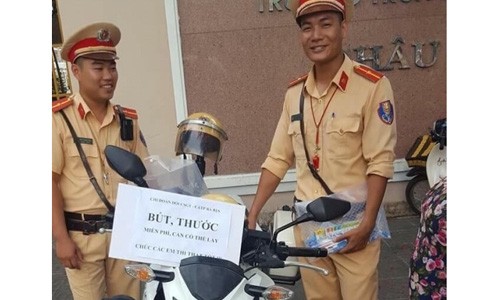 CSGT đứng tặng bút, thước kẻ miễn phí cho thí sinh CSGT TP Bà Rịa tặng bút, thước cho thí sinh dự thi THPT Quốc Gia. Ảnh: Bà Rịa Youth.