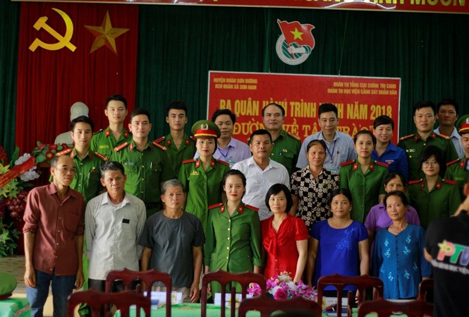 Tổng kết chương trình Tình nguyện hè 2018 Đoàn tình nguyện chụp ảnh lưu niệm cùng đại diện các hộ gia đình nhận các sinh viên trong lễ ra quân