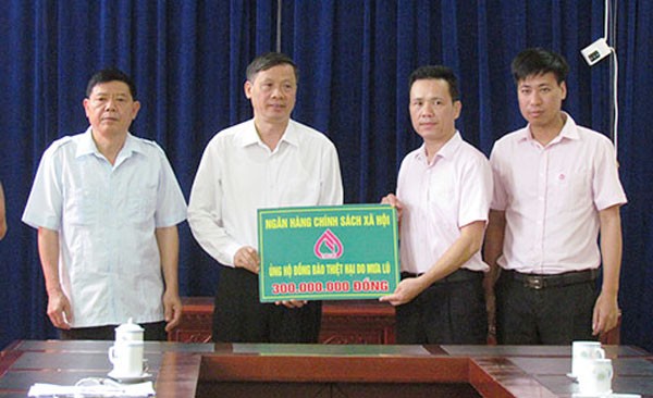 Ấm tình người sau cơn lũ Phó Tổng Giám đốc NHCSXH Hoàng Minh Tế trao số tiền 300 triệu đồng cho tỉnh Lai Châu để khắc phục hậu quả do lũ gây ra