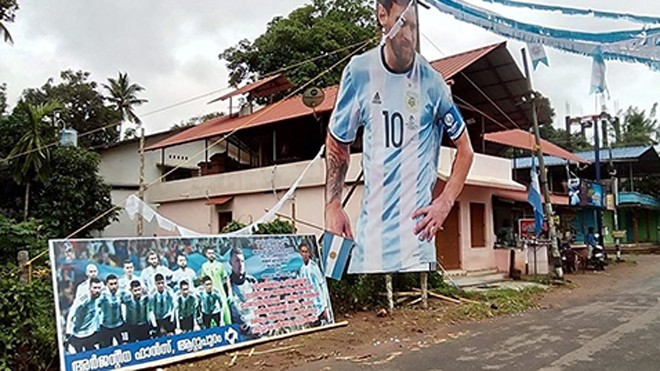 Thêm fan cuồng tự tử vì Messi thảm bại tại World Cup Các fan bóng đá ở bang Kerala, Ấn Độ trang trí làng bằng hình ảnh của Messi và tuyển Argentina. Ảnh: Sputnik