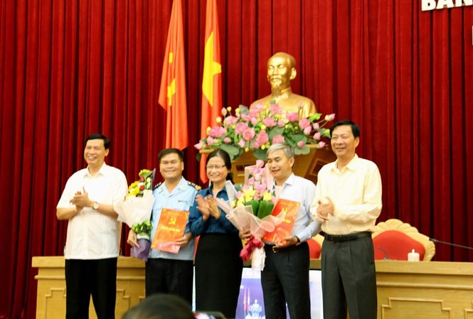 Công bố quyết định của Ban Bí thư Trung ương Đảng về công tác cán bộ Lãnh đạo tỉnh Quảng Ninh trao quyết định và chúc mừng các đồng chí được Ban Bí thư Trung ương chỉ định tham gia Ban Chấp hành Đảng bộ tỉnh Quảng Ninh, nhiệm kỳ 2015 - 2020.