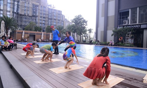 Cư dân nhí Vinhomes và 'đặc quyền' học bơi miễn phí giữa mùa hè Các cư dân nhí khu đô thị Vinhomes Central Park (TP.HCM) đang háo hức tập những động tác trên bờ trước khi xuống nước - Ảnh: Vinhomes cung cấp