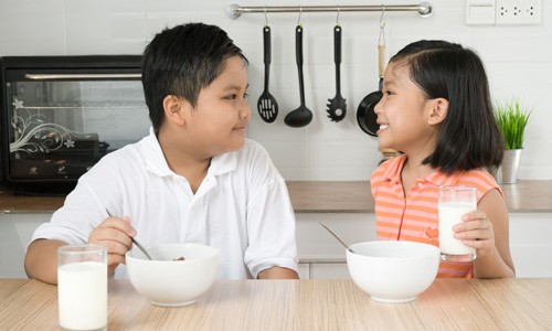 4 lưu ý giúp phát huy lợi ích của sữa tươi mẹ có biết chưa? Dùng sữa trong bữa sáng sẽ giúp hấp thụ trọn vẹn giá trị dinh dưỡng vốn có của sữa