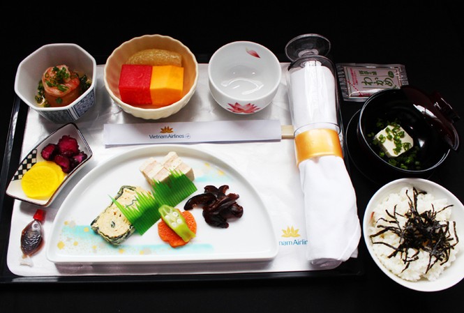 Thưởng thức tinh hoa ẩm thực địa phương từ những bữa ăn trên cao Các món ăn Nhật được phục vụ trên chuyến bay của Vietnam Airlines