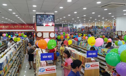 Nhà sách Tiền Phong Lĩnh Nam hút hàng trăm lượt khách mỗi ngày Nhà sách Tiền Phong Lĩnh Nam hút hàng trăm lượt khách mỗi ngày