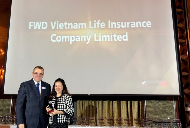 FWD đạt giải thưởng “Sáng kiến Marketing của năm” của Châu Á Bà Vương Mỹ Phụng, Phó Tổng Giám đốc FWD Việt Nam nhận giải thưởng từ Ban tổ chức Insurance Asia Awards tại Singapore.