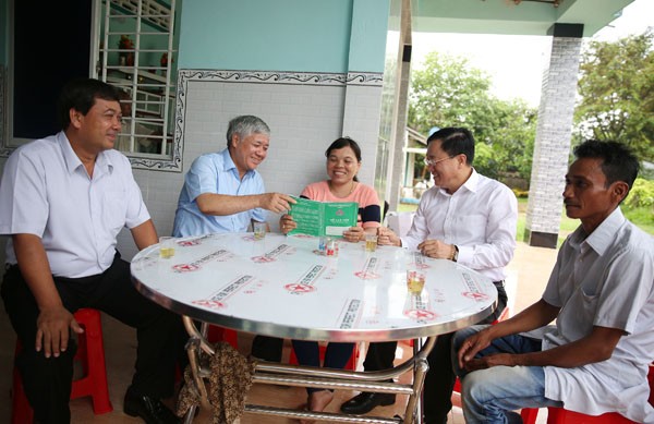Ủy ban Dân tộc và NHCSXH khảo sát tín dụng chính sách tại Trà Vinh Đoàn khảo sát thăm 2 hộ vay vốn Thạch Thị Hồng Hoa và Thạch Hoài Phong ở ấp Sóc Chùa, xã Thuận Hòa