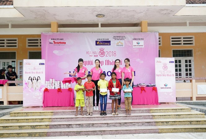 Nhãn hàng Oribe: Mong góp phần tìm ra một Hoa hậu đủ lòng nhân ái Cty CP Dược mỹ phẩm Oribe – Nhãn hàng mỹ phẩm Oribe đã cùng các thí sinh HHVN 2018 mang đến cho các em nhiều phần quà ý nghĩa