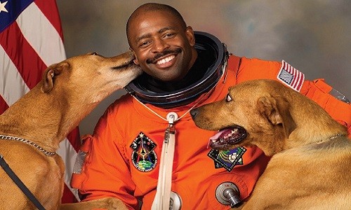 Phi hành gia NASA tiết lộ trông thấy vật thể ngoài hành tinh Cựu phi hành gia NASA Leland Melvin. Ảnh: Twitter.
