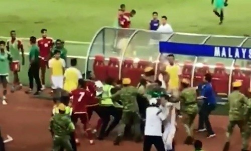 Malaysia và UAE ẩu đả khi giao hữu trước thềm Asiad 2018 Vụ ẩu đả giữa hai độI Malaysia và UAE. Ảnh: The Sun.