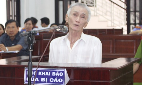 Tử hình con rể 'hờ' giết mẹ vợ, em vợ Bị cáo Lê Văn Ri (Tám Ri, 71 tuổi, ngụ TP.HCM) bị tuyên án tử hình vì tội giết người.