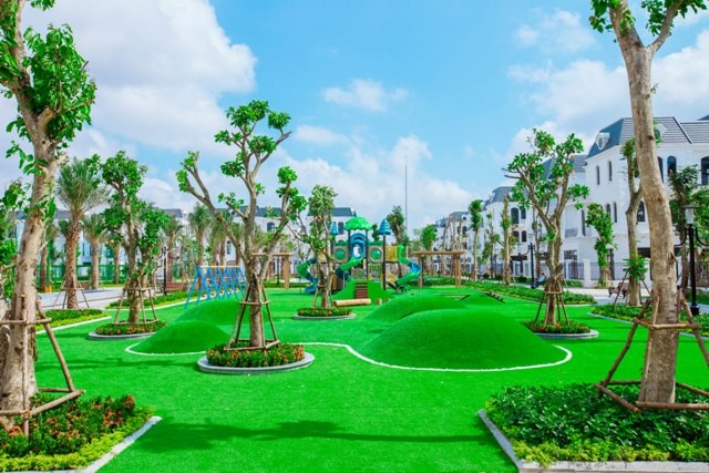 Vinhomes Star City và tốc độ thi công ‘cộp mác’ Vinhomes Khu phức hợp Vinhomes Imperia (Hải Phòng) đã bắt đầu đi vào bàn giao chỉ sau ít tháng ra mắt. Nhiều dự án khác mang thương hiệu Vinhomes cũng đã được bàn giao đúng hoặc trước thời hạn trong năm 2017 và năm 2018 vừa qua như Vinhomes Central Park, Vinhomes