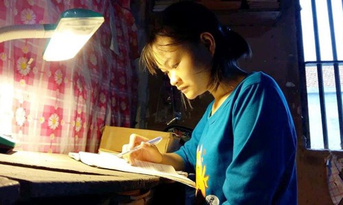 Éo le, nữ sinh mồ côi cha ngậm ngùi nhìn giấy báo nhập học ĐH Y Theo giấy hẹn, ngày 18/8 này Thúy sẽ phải vào Trường Đại học Y Khoa Vinh làm thủ tục nhập học, nhưng chị Thu (mẹ của Thúy) không một xu dính túi.