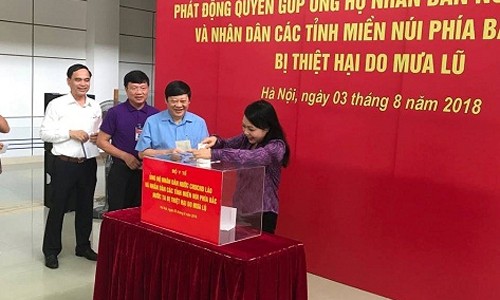 Quyên góp ủng hộ nhân dân Lào và người dân các tỉnh miền núi phía Bắc Bộ trưởng Bộ Y tế Nguyễn Thị Kim Tiến, Thứ trưởng Nguyễn Viết Tiến cùng lãnh đạo các Vụ/Cục tham gia quyên góp, ủng hộ