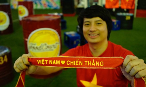 Ông chủ khóa điện tử tặng 100 suất đến Indonesia xem trận chung kết Ông Hoàng Tuấn Anh, đại diện PHGLock sẽ tặng 100 suất đến sân vận động Pakansari xem trận chung kết bóng đá nam nếu Việt Nam thắng Hàn Quốc