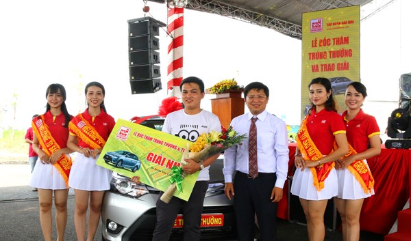 ĐTM Nhựt Hồng và ngày hội khách hàng Ông Trương Vĩnh Thành - PhóTGĐ Tập đoàn Sao Mai trao giải nhất cho anh Lại Nguyễn Hải Sơn (đại diện khách hàng Nguyễn Thị Hường) trúng giải