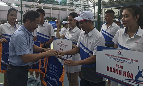 Hơn 300 tay vợt tranh tài Giải quần vợt truyền thống Khánh Hòa mở rộng ông Nguyễn Đắc Tài, Phó Chủ tịch UBND tỉnh Khánh Hòa tặng cờ lưu niệm cho VĐV