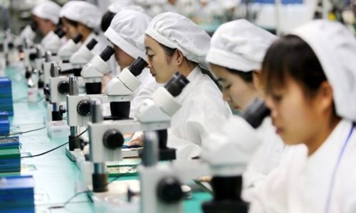 Trung Quốc sẽ chịu cú sốc kinh tế nếu Mỹ áp thêm thuế Công nhân Trung Quốc trong một nhà máy sản xuất điện thoại tại An Huy. Ảnh: AFP