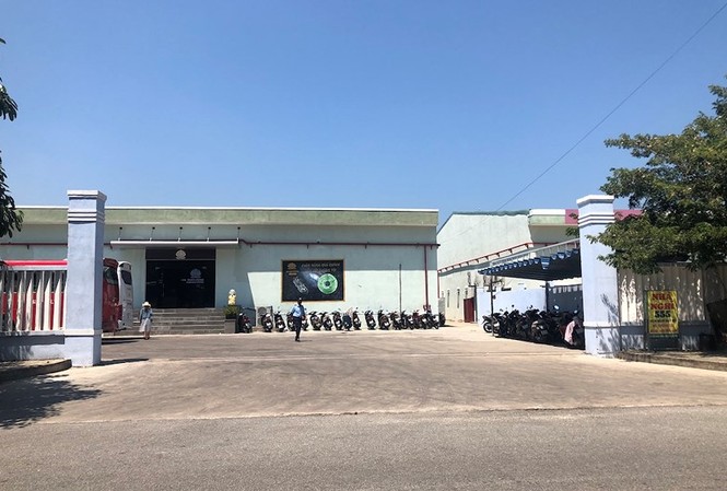 Đà Nẵng phạt gần nửa tỷ một công ty niêm yết giá bằng USD Cửa hàng đá quý của Công ty TNHH MTV HILIN bị phạt 450 triệu đồng vì niêm yết giá bằng ngoại tệ. Ảnh: Lê Phi.