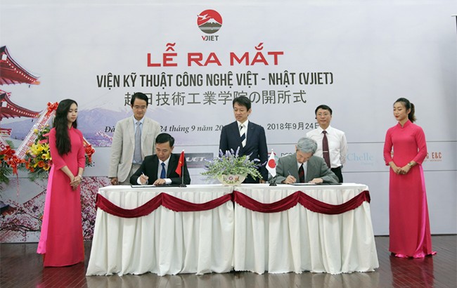ĐH Duy Tân ra mắt Viện Kỹ thuật Công nghệ Việt - Nhật (VJIET) ĐH Duy Tân (trái) ký kết hợp tác với ĐH Công nghệ Kanazawa và Công ty Konnichiwa-Nihongo, Nhật Bản.