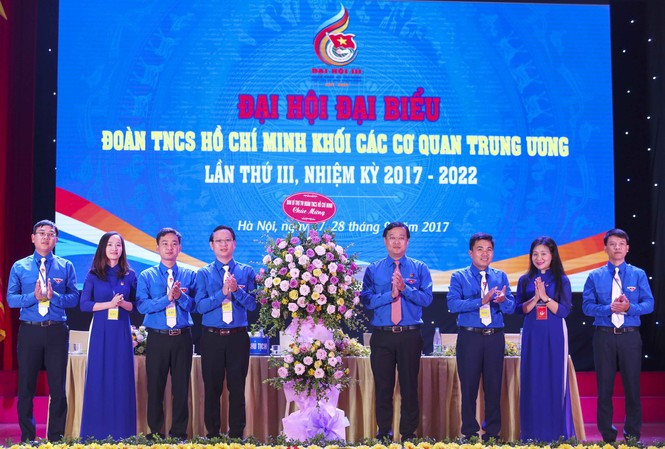 Anh Trần Hữu giữ chức Bí thư Đoàn Khối các cơ quan T.Ư Anh Lê Quốc Phong - Ủy viên Dự khuyết T.Ư Đảng, Bí thư thứ nhất T.Ư Đoàn tặng hoa chức mừng Đại hội Đoàn Khối các cơ quan T.Ư