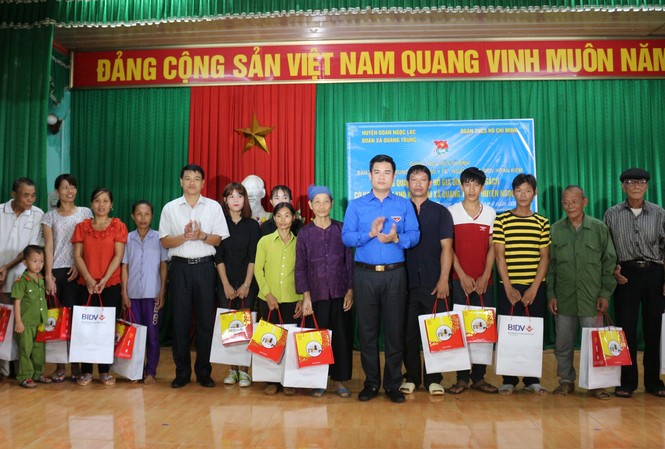 Đoàn Thanh niên Ban Tổ chức T.Ư tặng nhà tình nghĩa Mẹ VNAH Đoàn tặng quà cho các đối tượng chính sách huyện Ngọc Lặc.