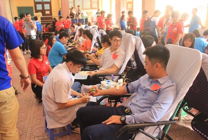 Hơn 2.000 bạn trẻ tham gia chương trình 'Giọt hồng trao em' Chương trình hiến máu "Gọt hồng trao em" là hoạt động thường niên của tuỏi trẻ Đoàn khối các cơ quan T.Ư.