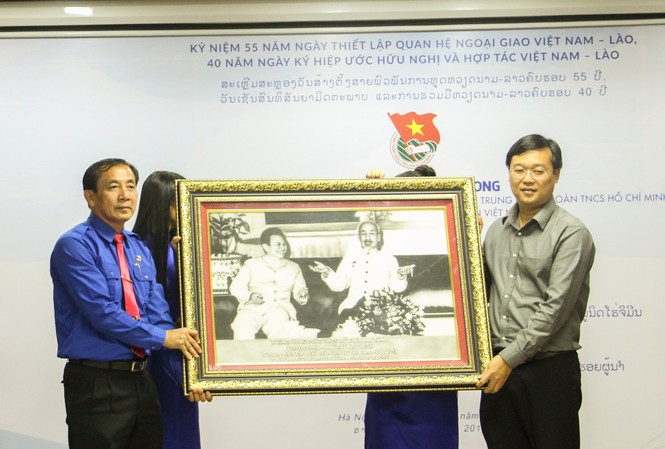 Thế hệ trẻ kế thừa và vun đắp tình hữu nghị Việt - Lào Bí thư thứ nhất T.Ư Đoàn Lê Quốc Phong trao tặng ảnh kỷ niệm cho đại diện đoàn đại biểu Lào tham gia hành trình Theo dấu chân lãnh tụ Việt Nam - Lào năm 2017.