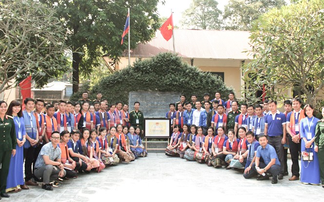 Sinh viên ưu tú Việt Nam - Lào dâng hương tưởng niệm tượng đài Tây Tiến ở Hoà Bình Đoàn đại biểu chụp ảnh lưu niệm tại di tích lịch sử Quốc gia nơi diễn ra Đại hội II Đảng nhân dân Cách mạng Lào (trong khuôn viên Bộ Chỉ huy quân sự tỉnh). Ảnh: Hải Yến.