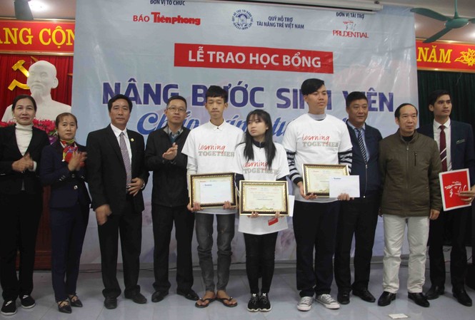 Chắp cánh tương lai cho sinh viên nghèo Đại diện báo Tiền Phong, Cty Prudential Việt Nam trao học bổng cho “Nâng bước sinh viên - Chắp cánh tương lai” cho sinh viên nghèo huyện Nam Sách (Hải Dương).