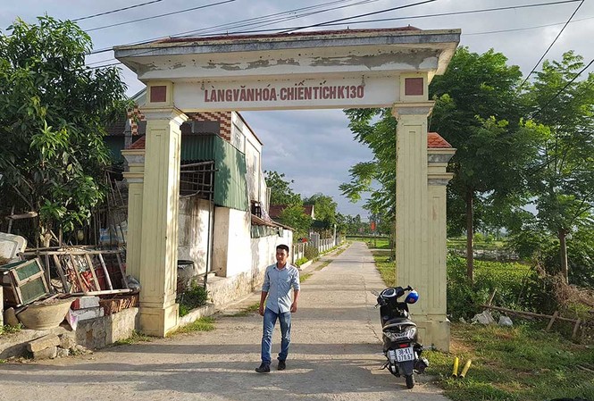 Thăm làng lấy quan tài lát đường cho xe ra chiến trường Cổng làng Văn hoá – Chiến tích K130
