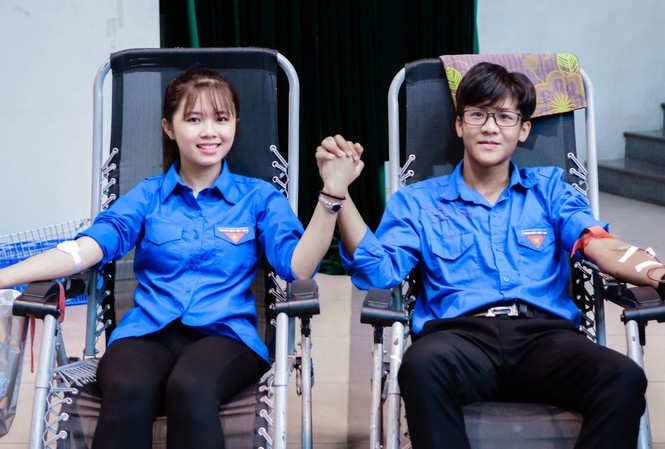 Ấm tình 'Giọt hồng Nghệ Tĩnh' tại Hà Nội Ngày hội thu hút sự tham gia của hơn 500 tình nguyện viên là đoàn viên thanh niên, những người con ở Nghệ An và Hà Tĩnh đang học tập và sinh sống tại Hà Nội tham gia hiến máu.